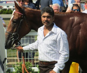 Alansoa won the feature race on a gloriously sunny day at Sandown Park.